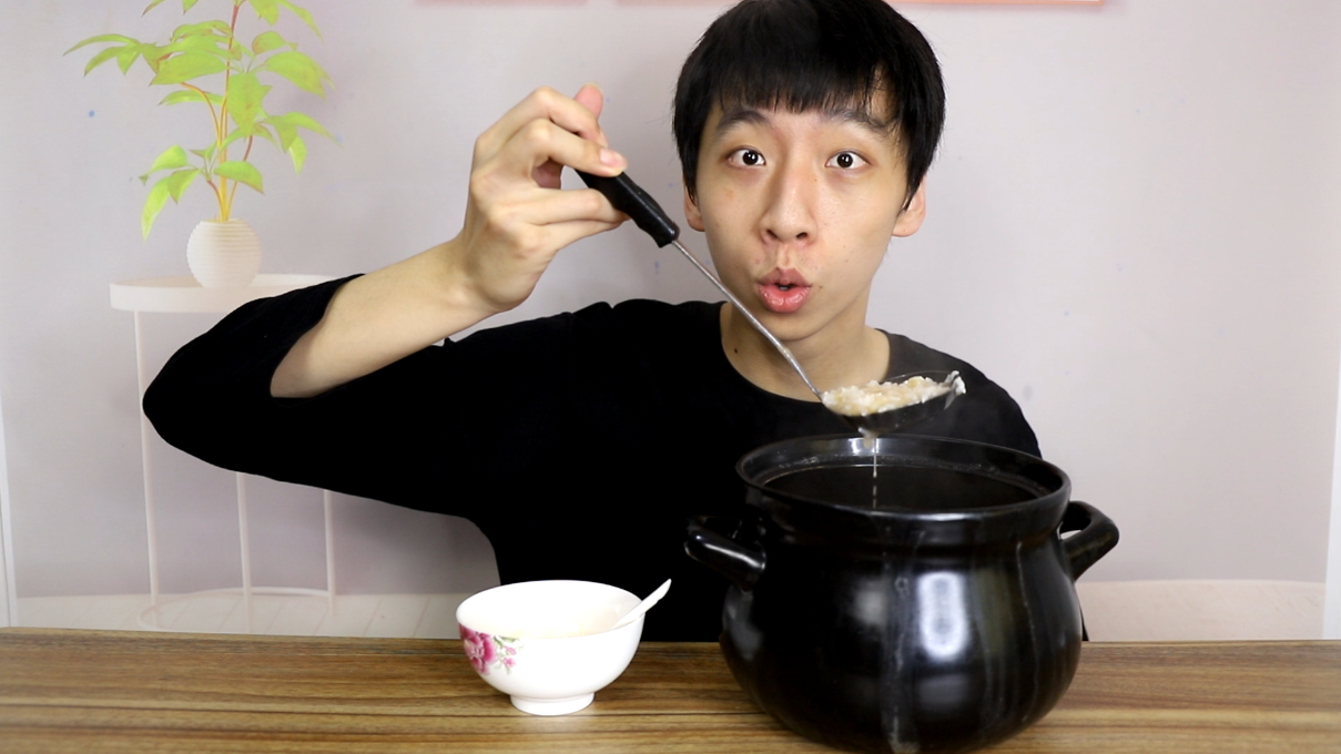 硬核小伙教你制作潮汕砂锅粥,掌握这个步骤煮出来的粥非常鲜甜